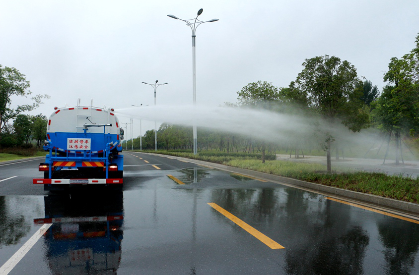 東風專底13方灑水車頂噴功能演示